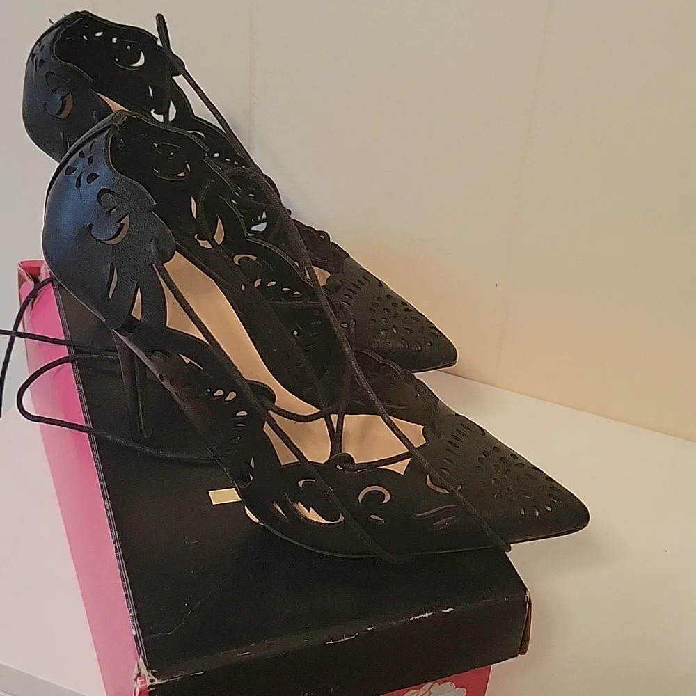 Pointed-toe black lace-up pumps - Picture 3 of 4